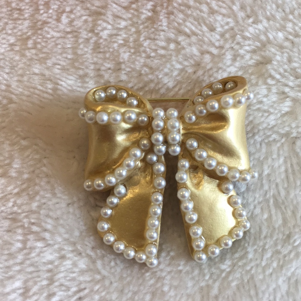 Buffed Gold and Faux Pearl Bow Fashion Pin Brooch designer Accessory NWT 1x1.25” - Picture 11 of 12